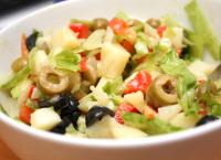 Sałatka ziemniaczana (kartofel salat) z sałatą, oliwkami i papryką