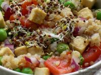 Sałatka: prażona quinoa z chrupiącym tofu, pomidorem i zielonym groszkiem
