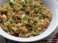 Quinoa z tempehem, migdałami i zielonym groszkiem