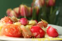 Surówka z rzodkiewek, pora i grejpfruta, z sosem pesto