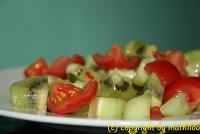 Sałatka z ogórków, pomidorów i kiwi ze słodkim sosem chili