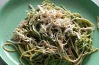 Spaghetti z sosem brokułowym i wędzonym tofu