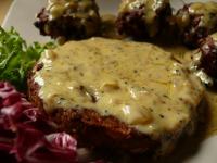 sos na burgerach warzywnych, w tle wege pakora, smietana się trochę scięła, bo sos był drugi raz podgrzewany, mimo wszystko pyszne!