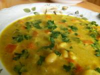 Zupa jarzynowa z cukinią, fasolą i curry