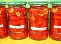 Pieczona papryka marynowana w oliwie z czosnkiem (w słoikach)
