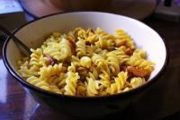 Makaron smażony z tofucznicą na cebulce i parówce sojowej