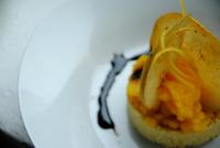 Grillowane gruszki i puree z mango na postumencie z kaszy kuskus