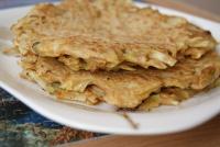 Okonomiyaki - japońskie placki z kapustą i kiełkami