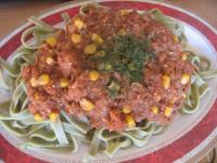 Spagetti z sosem pomidorowym z soczewicą, kukurydzą i orzechami włoskimi