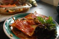 Wegańskie lasagne ze szparagami, cukinią i pieczarkami
