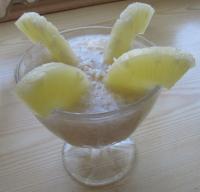 Kokosowa tapioka z bananami i ananasem
