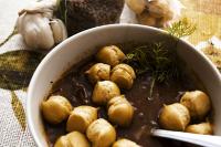 Zupa z brązowej soczewicy z ziemniakami, pomidorami, gałką i tabasco