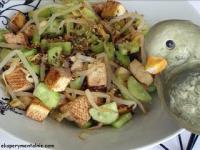 Sałatka z tofu, ogórków i kiełków