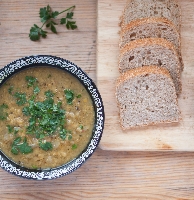 Minimalistyczna zupa z czerwonej soczewicy z czosnkiem i curry