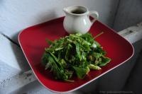 Zielona surówka z sosem salsa verde
