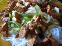 Stir fry z zielonych warzyw z pieczarkami i tofu