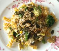 Makaron na zdrowie: z zielonym mixem warzyw i pestkami