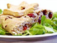 Orkiszowy strudel z kozim serem, żurawiną o orzechami włoskimi