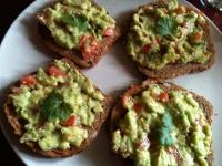 Guacamole z pomidorem i kolendrą