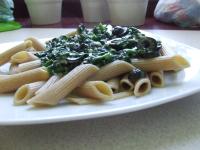 Penne pełnoziarniste z sosem szpinakowo-niebieskim i oliwkami