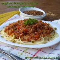 Spaghetti bolognese z kaszą i kiszonym ogórkiem