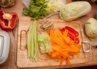Warzywa do spring rolls-ów. Kalarepki w końcu nie użyłam (no nie zmieściłyby się te wszystkie warzywa), ale na pewno by pasowała - jest chrupiąca i soczysta.