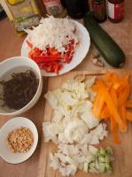 Resztki z przygotowania spring rolls + trochę nowych warzyw. Na talerzu znajdują się właściwie 2 rodzaje makaronu ryżowego z 2 poprzednich dni - wstążki (pho) i cienkie "światłowody". Sprzątanie lodówki na całego ;)