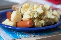 Sałatka ziemniaczana (kartofel salat) z ogórkami kiszonymi i cebulą - klasyka