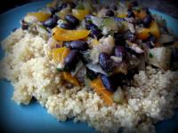 Quinoa z czarną fasolą, cukinią, papryką i cebulą