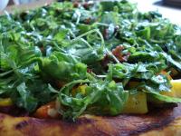 Wegańska pizza z rukolą