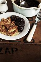 Amarantusowy omlet z duszonymi, suszonymi śliwkami