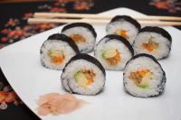 Jedno z naszych pierwszych sushi - do marynowanej rzepy dodaliśmy niepotrzebnie sos sojowy, a zanim wypróbowaliśmy paprykę, dodawaliśmy minimalnie podgotowaną marchewkę.