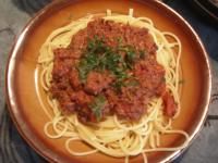 Sos a'la boloński / spaghetti bolognese z "wkładką" z fasoli i orzechów