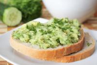 Zimowo-wiosenne "guacamole" - z ogórkiem i koperkiem