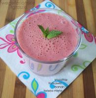 Smoothie: truskawki, banan i świeża mięta