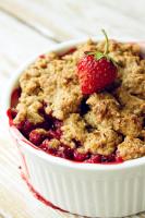Crumble z rabarbarem i truskawkami