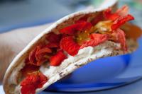 Pita, hummus & kwiaty nasturcji
