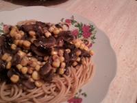 Spaghetti z pieczarkami i kukurydzą