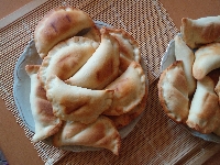 Pieczone pierogi z farszem brokułowym