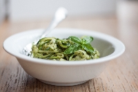 Spaghetti z cukinii z pesto bazyliowym (RAW)