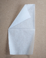 Tutka, krok 2: środek papieru będzie czubkiem naszej tutki. "Wokół" tego punktu zwijamy papier pod kątem mniej więcej 30 st. (czyli każdą połowę, każdy kwadrat, na 3).