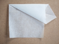 Tutka, krok 3: zawijamy papier do końca i sklejamy go taśmą klejącą. Najlepiej nie tylko wzdłuż krawędzi papieru, ale dookoła całej tutki na 3 wysokościach - podczas ściskania nic nam się wtedy nie rozleci.