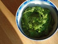 Pesto z awokado i rukoli