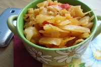 Kapusta duszona w pomidorach z papryką i pietruszką
