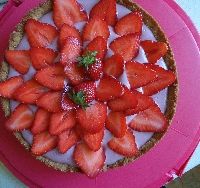 Tarta truskawkowa na spodzie z ciasteczek
