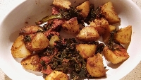 Aromatyczne pieczone ziemniaki z sosem z jarmużu, pomidorów i garam masala..