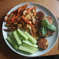 Cukinia w cieście z pieczonymi warzywami